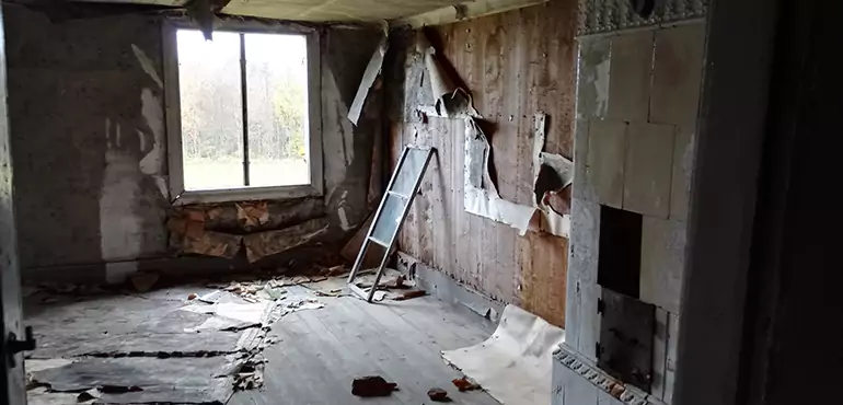 Why Selling a Distressed House Through Traditional Methods Fails in Paradise